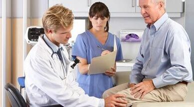 Patient with arthrosis at the inspection of an orthopedic