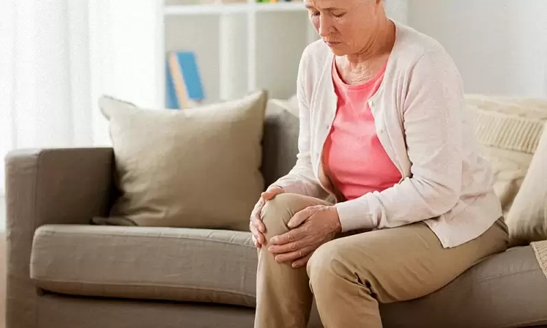 Arthrosis of the joints in an elderly woman